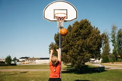 Jente som spiller basketball med Klubben Dunk basketball