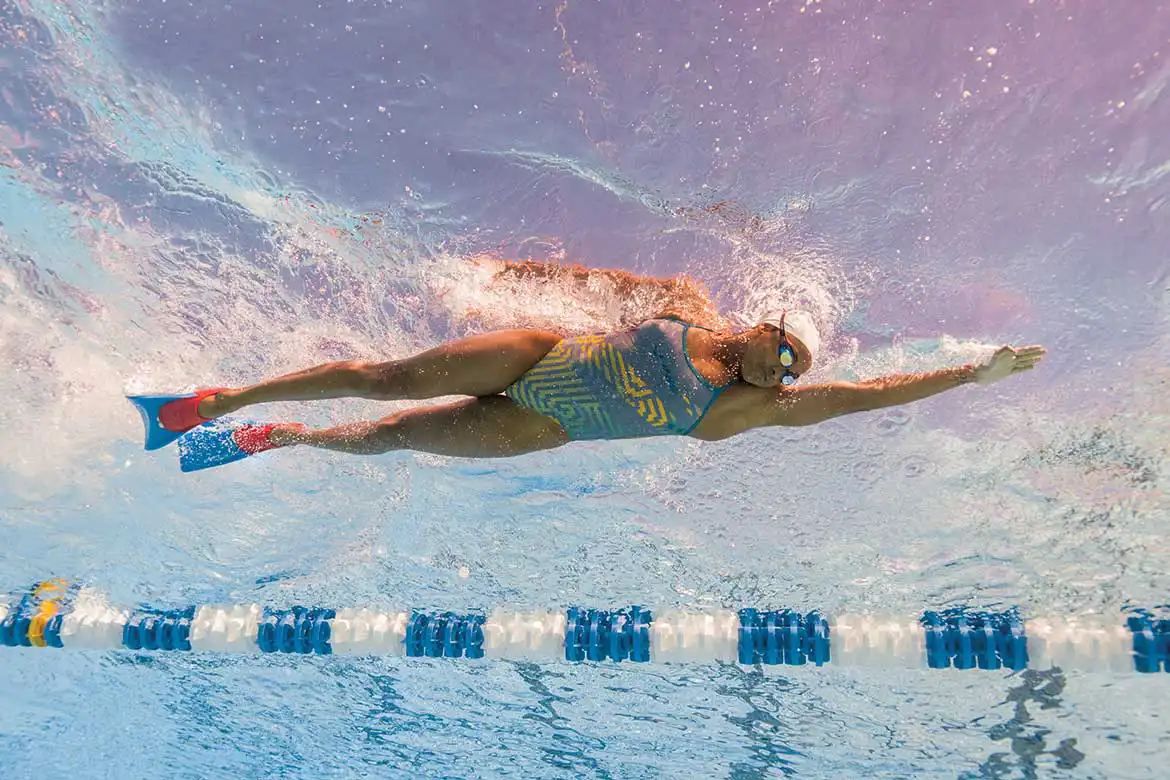 Svømmeføtter med lange blad er best for unge svømmere som fortsatt lærer å bevege seg i vannet