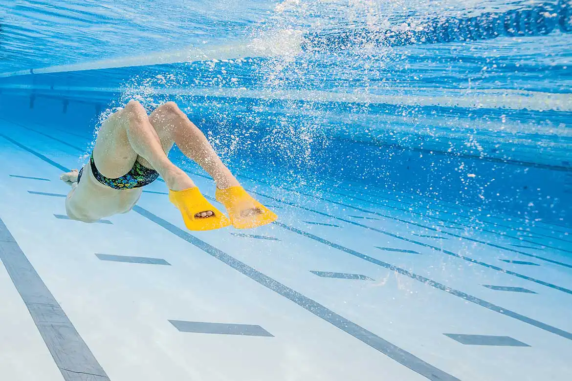 Korte svømmeføtter - skaper motstand i vannet mens de tvinger svømmeren til å sparke raskere