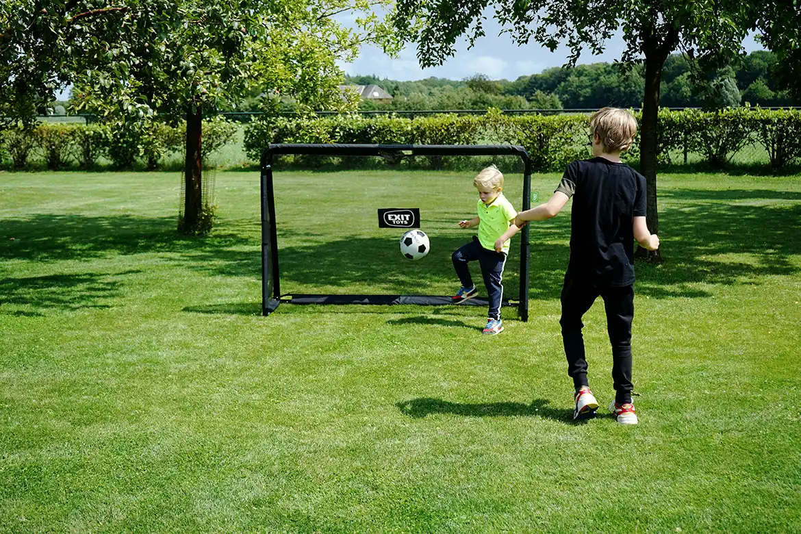 To gutter spiller fotball ute i hagen