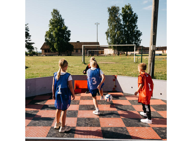 Pannabane småbanespill med gulv 5,5x5,5m Liten helårs ballbinge for skoler 