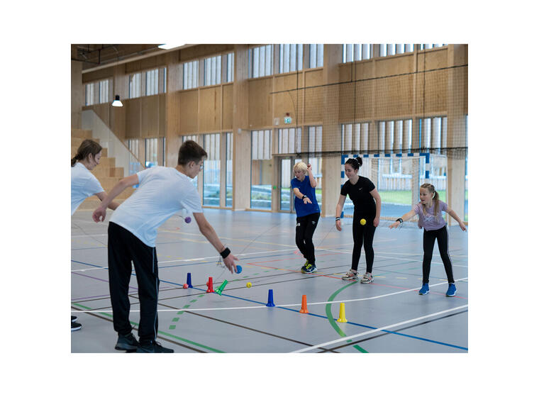 Kjeglelek med returball Stor pakke med 16 boomerang baller 