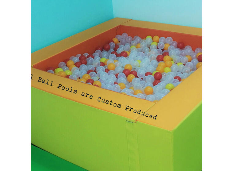 Ballbasseng med 3000 baller inkl. bunnpolstring og ett trinn 
