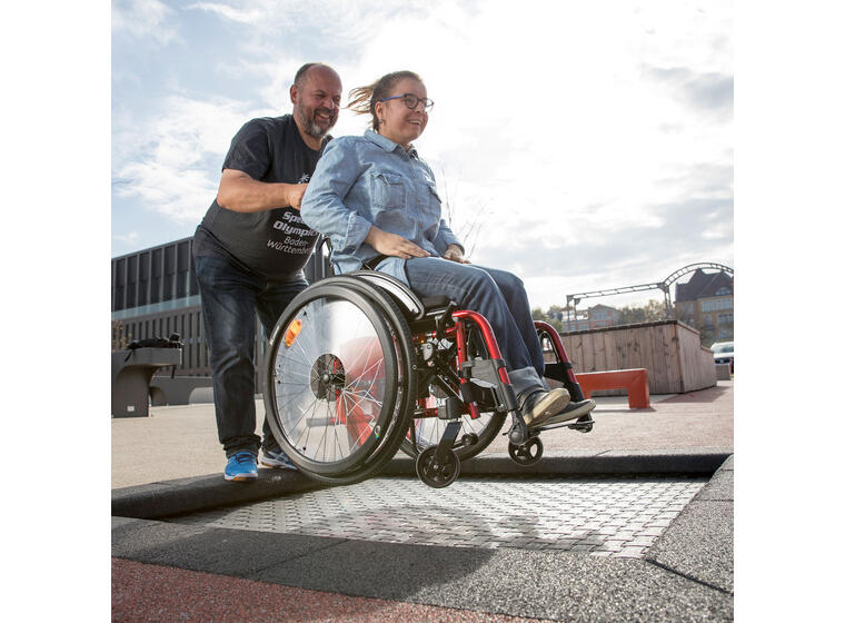 Nedfelt trampoline for rullestol Til offentlige lekeplasser 