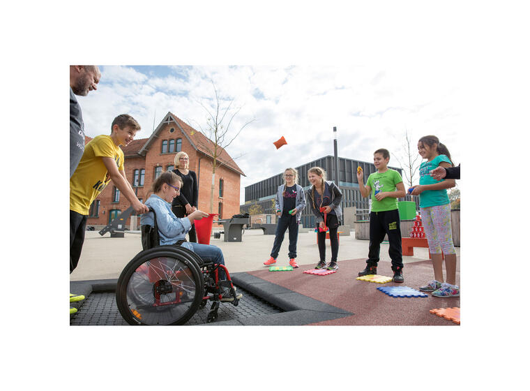 Nedfelt trampoline for rullestol Til offentlige lekeplasser 