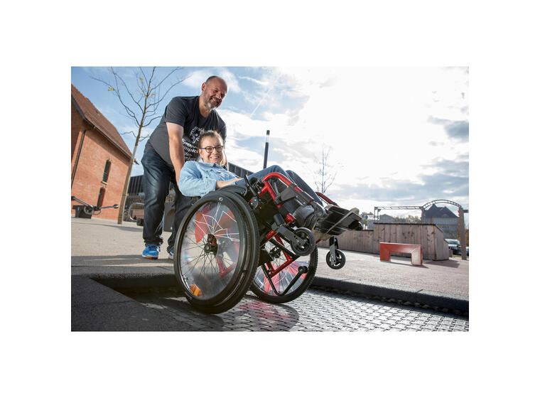 Nedfelt trampoline for rullestol Til offentlige lekeplasser 