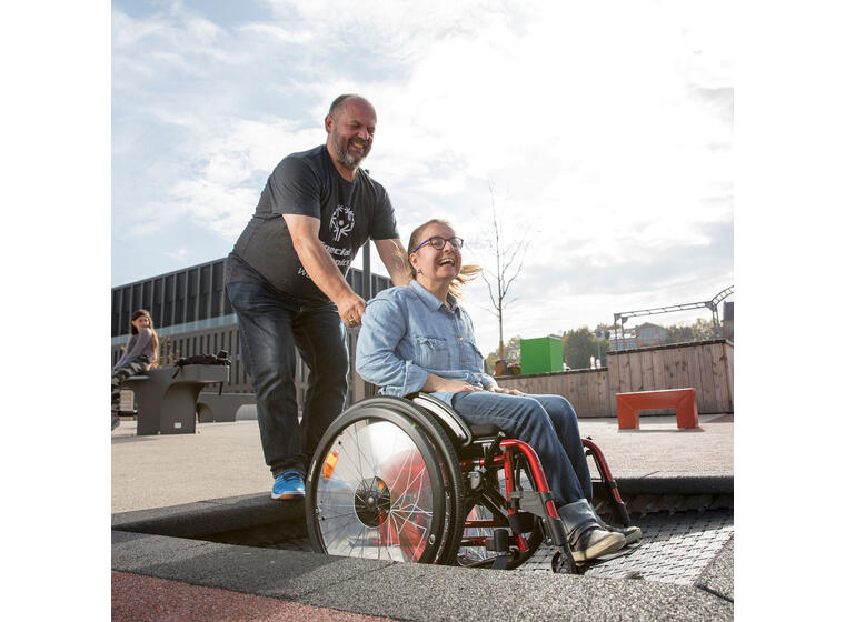 Nedfelt trampoline for rullestol Til offentlige lekeplasser 