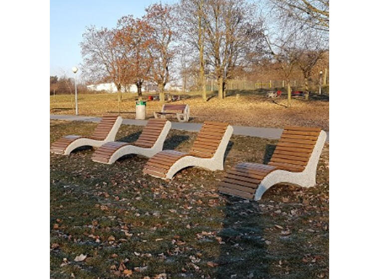 Parkbenk Solseng i betong Betongbenk med liggeflate i tre 