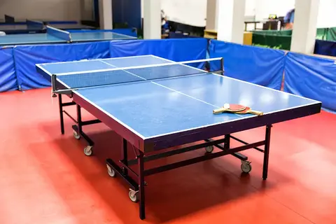 Tennisbane med nett og utstyr