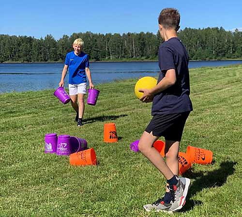 To gutter som har jumbo stacks stafett utendørs