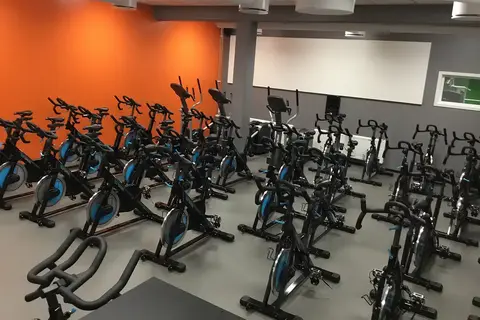 Tennisbane med nett og utstyr