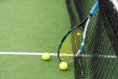 Tennisbane med nett og utstyr