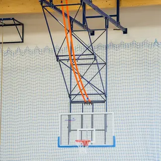 Takhengt basketballanlegg Heisbart anlegg med el-motor
