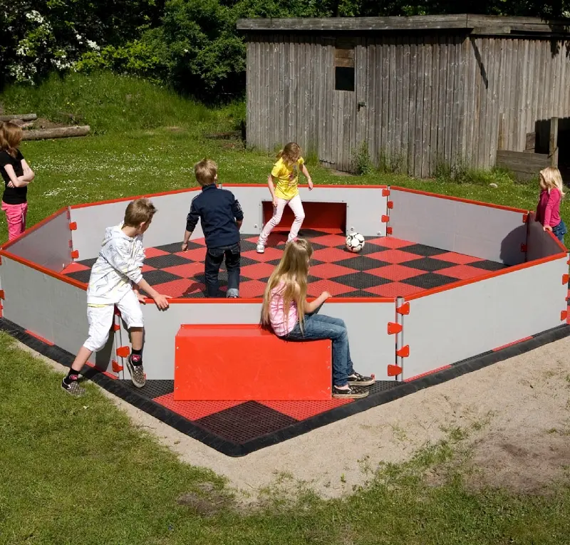 Pannabane småbanespill med gulv 5,5x5,5m Liten helårs ballbinge for skoler 