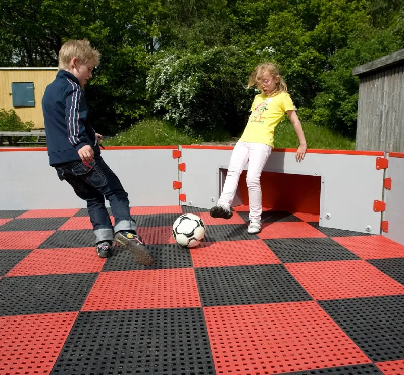 Pannabane småbanespill med gulv 5,5x5,5m Liten helårs ballbinge for skoler 