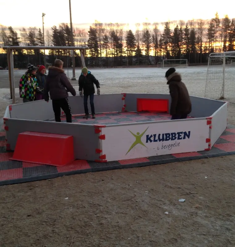 Pannabane småbanespill med gulv 5,5x5,5m Liten helårs ballbinge for skoler 