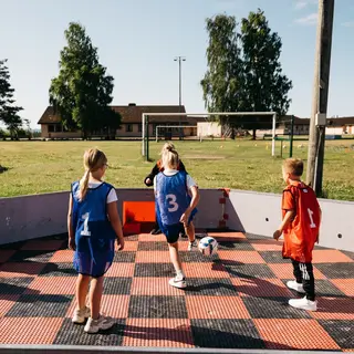 Pannabane småbanespill med gulv 5,5x5,5m Liten helårs ballbinge for skoler