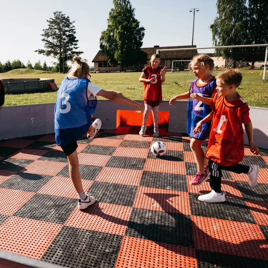 Pannabane småbanespill med gulv 5,5x5,5m Liten helårs ballbinge for skoler 