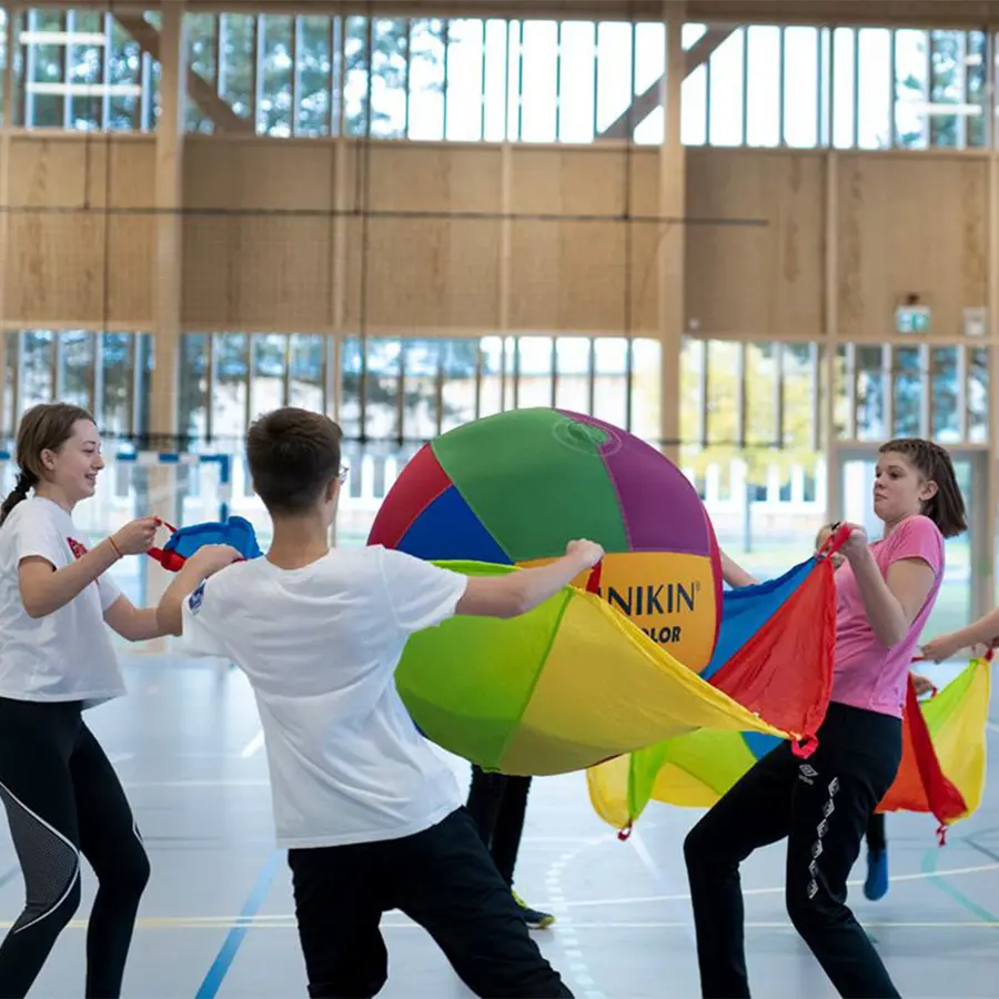 Mega Volleyball til kroppsøving Volleyball med en morsom vri 