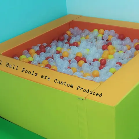 Ballbasseng med 3000 baller inkl. bunnpolstring og ett trinn
