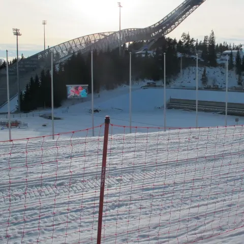 Alpingjerde C med stolper | 25 meter R&#248;dt | 1,2 m | 12,5x12,5 cm maske