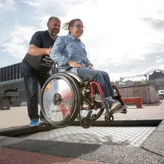 Nedfelt trampoline for rullestol Til offentlige lekeplasser