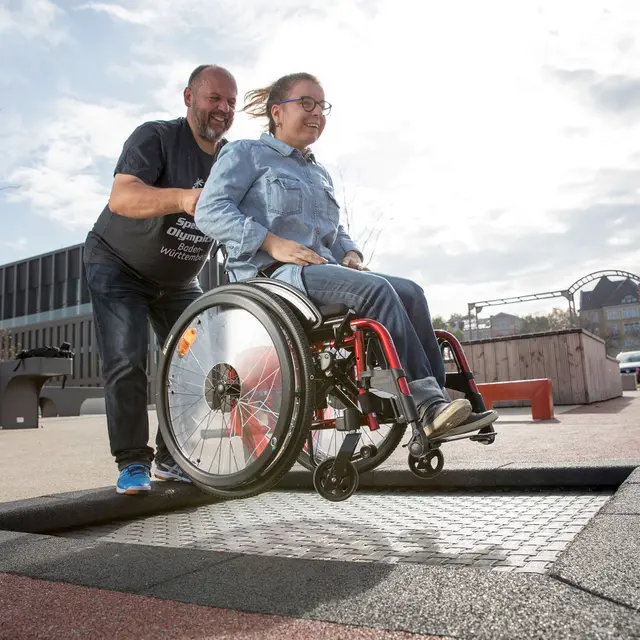 Nedfelt trampoline for rullestol Til offentlige lekeplasser - Klubben.no