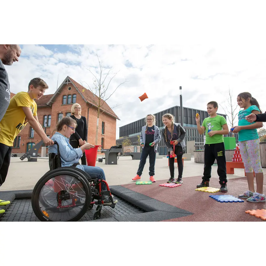 Nedfelt trampoline for rullestol Til offentlige lekeplasser 