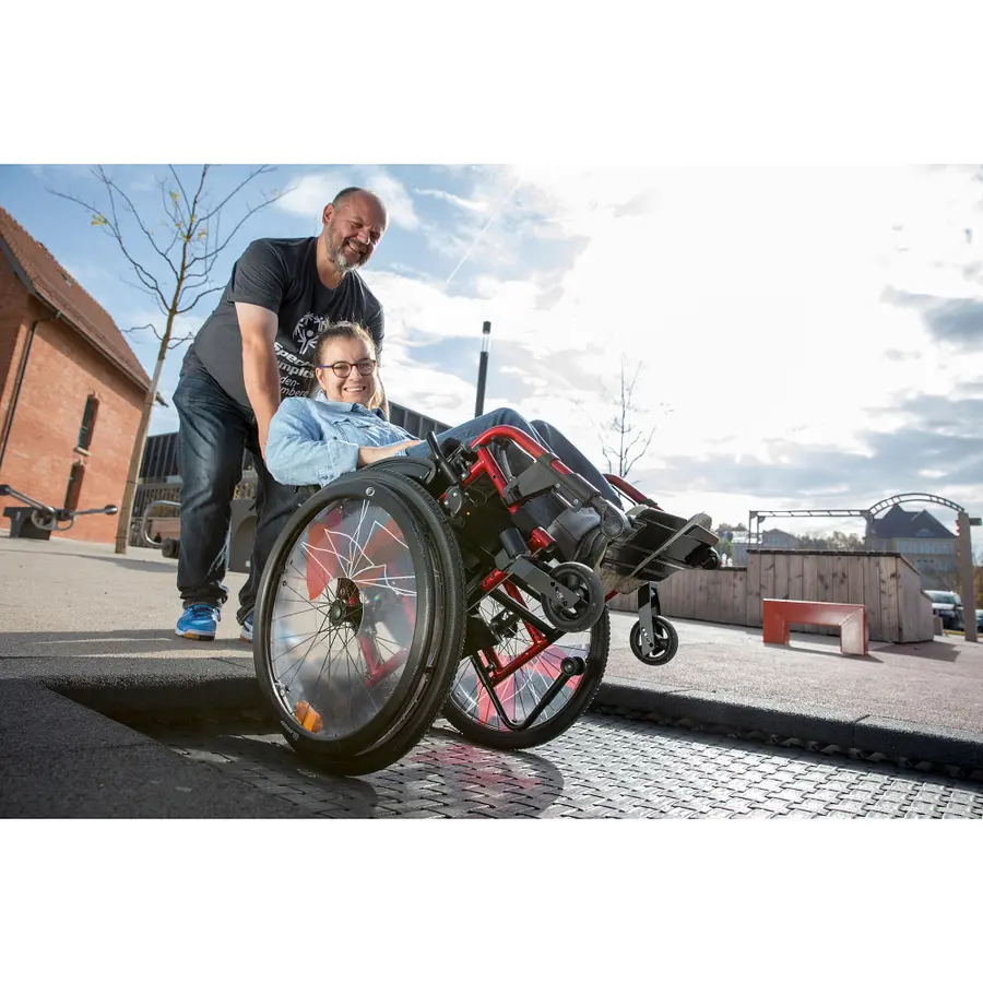 Nedfelt trampoline for rullestol Til offentlige lekeplasser 