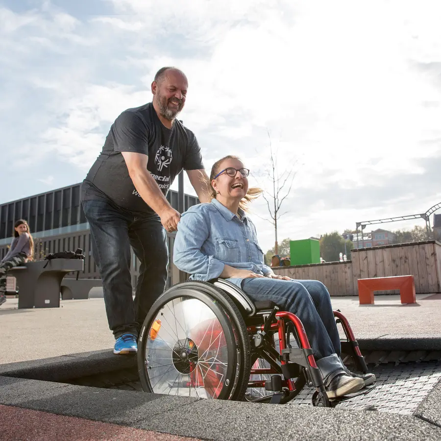 Nedfelt trampoline for rullestol Til offentlige lekeplasser 