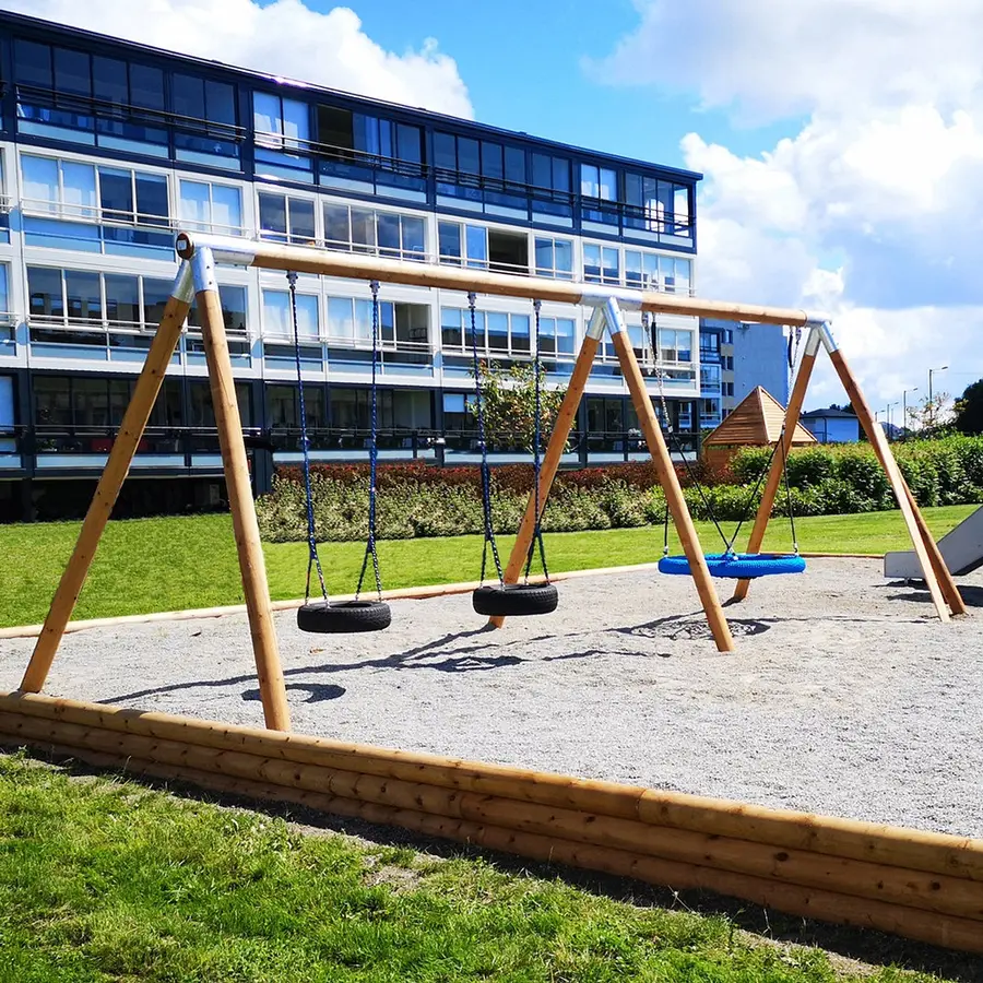 Huskestativ i rundstokk til birdnest og 2 huskeseter 