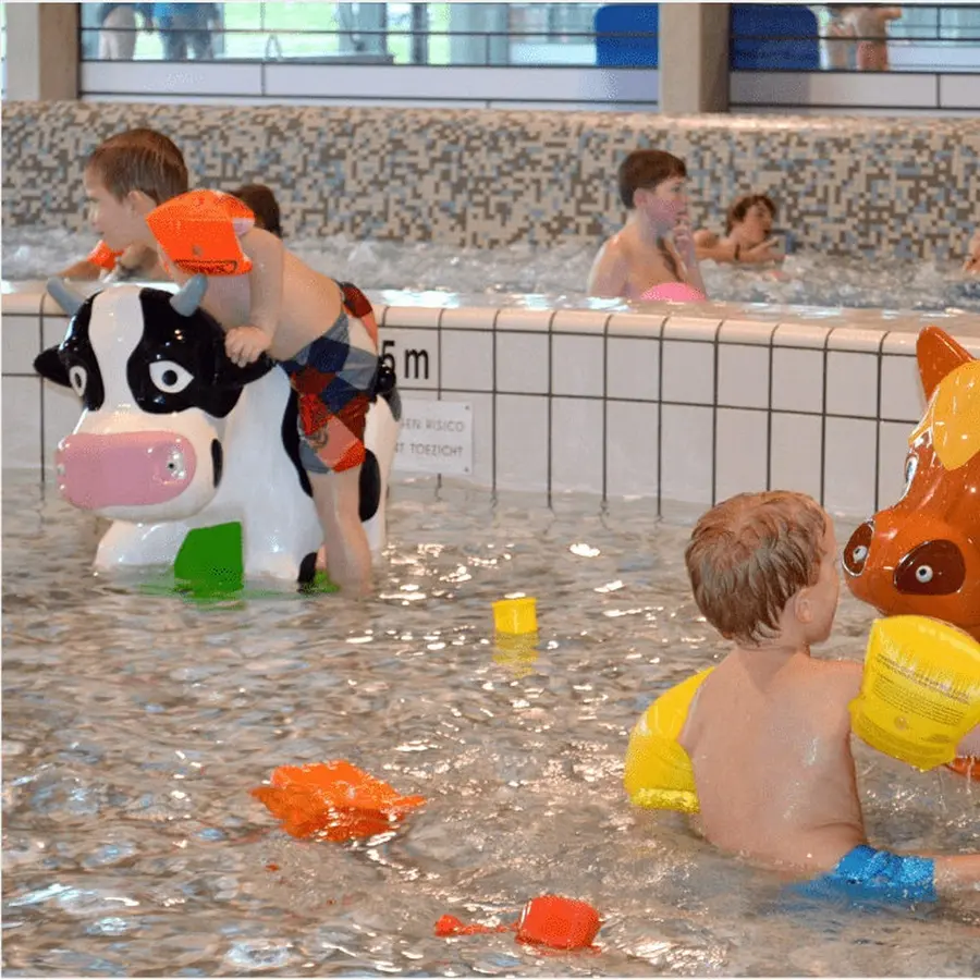 Aqua Drolics Ku Vannleke til basseng og badeland 
