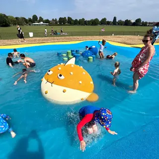 Gummifigur | Stor kulefisk Til skoler, lekeplasser og parker