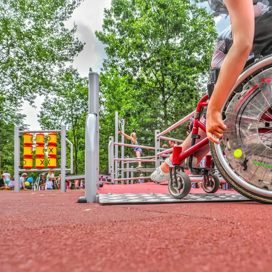 Rullestolbane med sklie Centaur Tilpasset rullestol | Lekeplass 