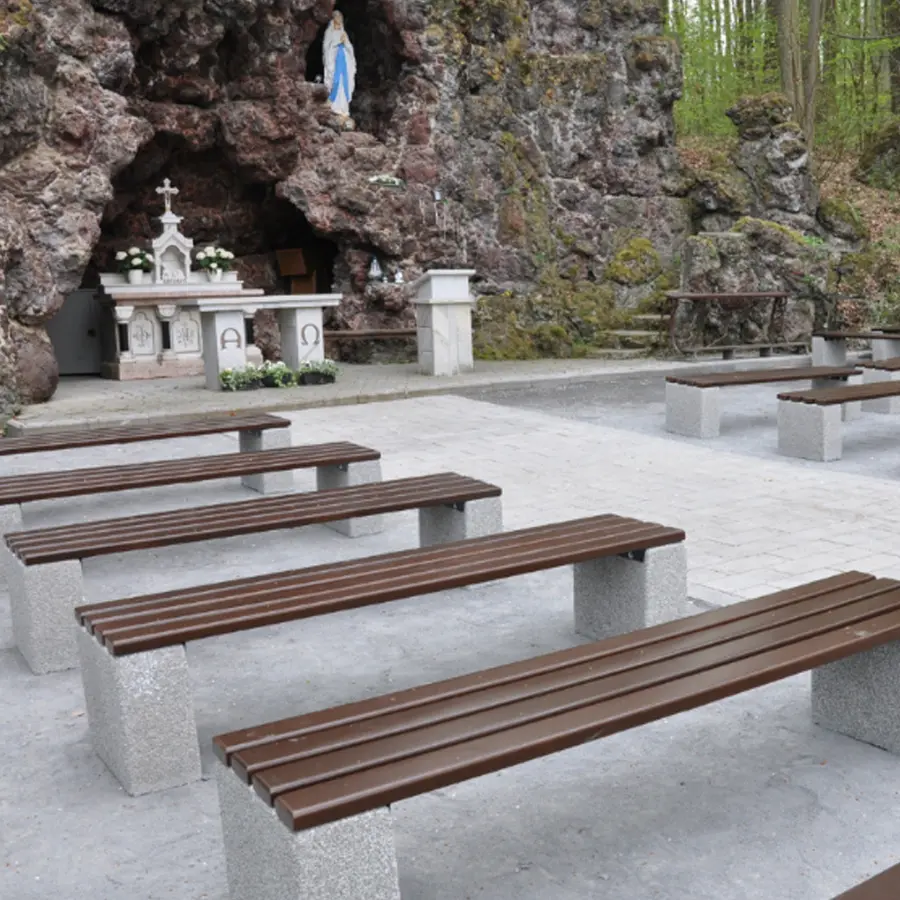 Parkbenk 2 m Betongbenk med sitteflate i tre 