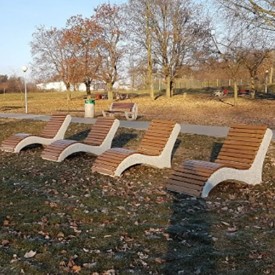Parkbenk Solseng i betong Betongbenk med liggeflate i tre 