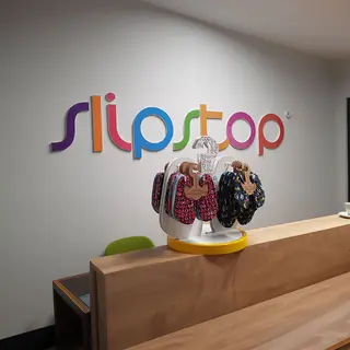 Slipstop Bordstativ Med 2 varekroker p&#229; hver side