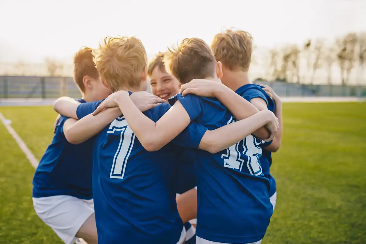 Smågutter som feirer seier i en fotballkamp