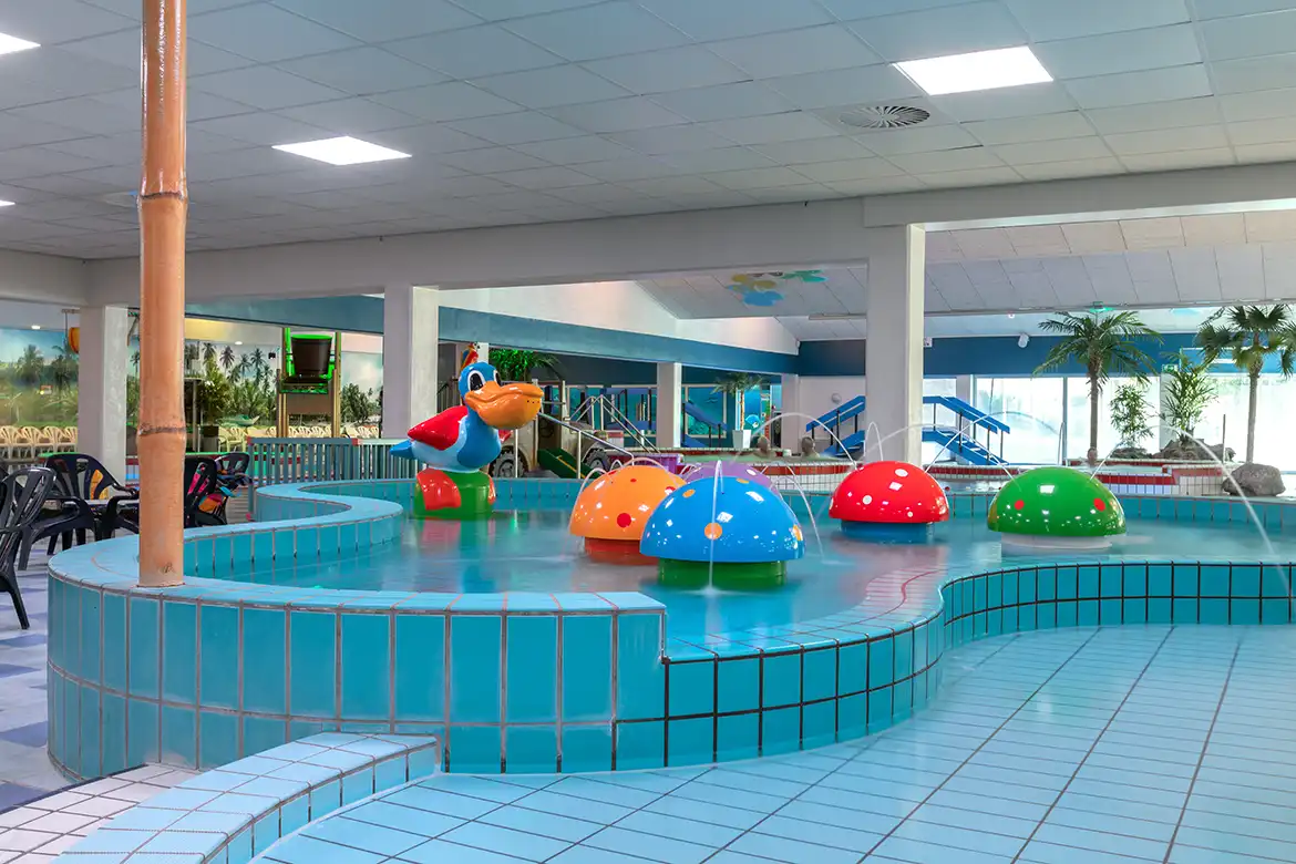 Et fargerikt barnebasseng med fargerik og leken vannmoro fra AquaDrolics