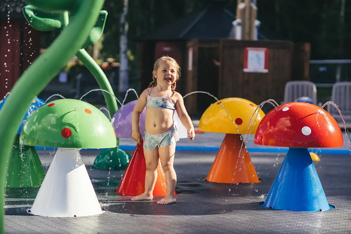 Utendørs barnebassent med fargerik vannmoro fra Aqua Drolics