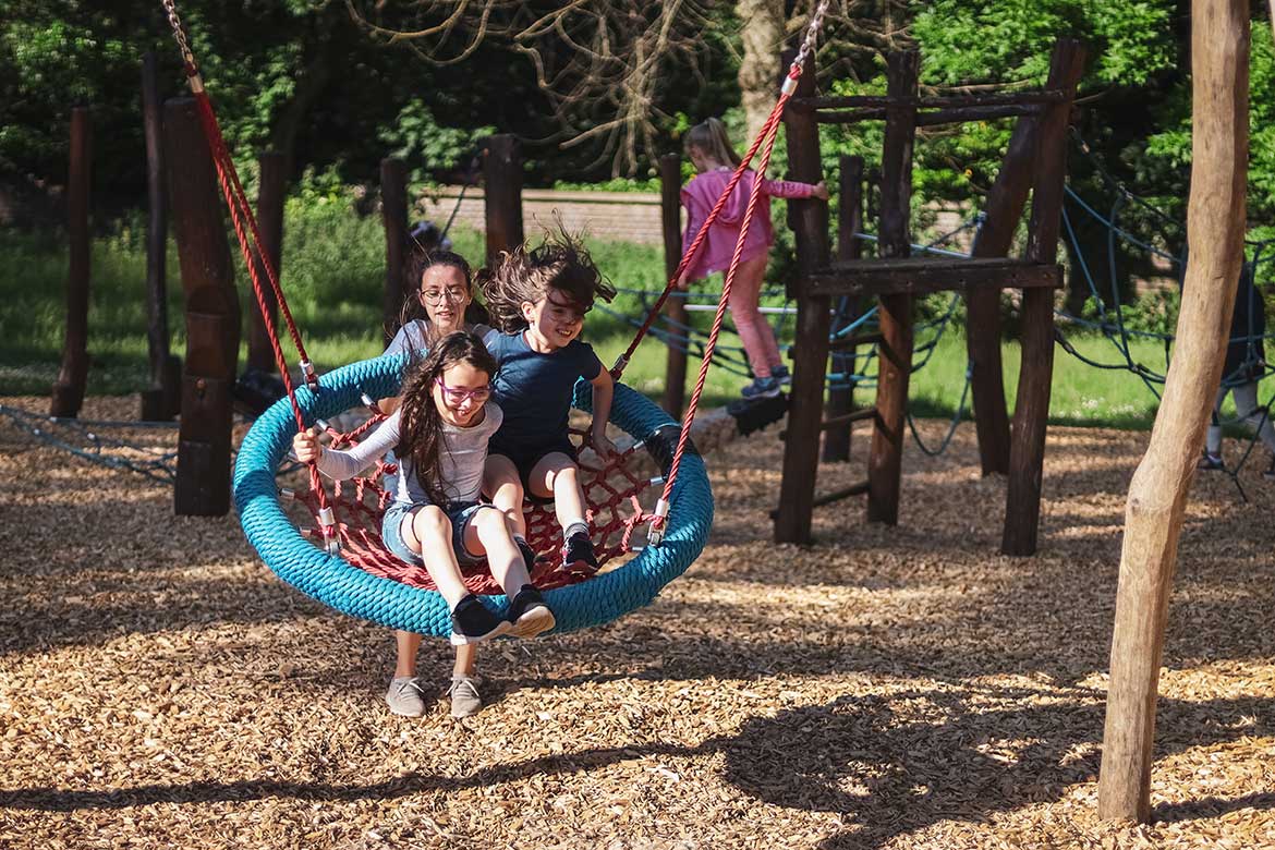 Barn som husker i en fugleredehuske