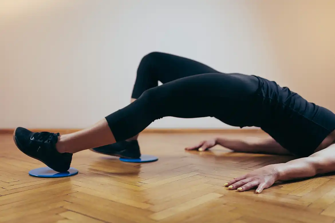 En dame som trener Catslide trening