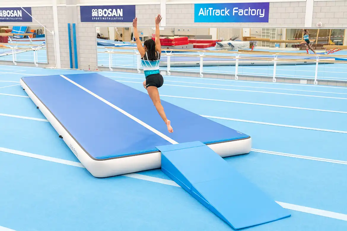 Det er ikke uten grunn at AirTrack raskt har blitt standardutstyr i gymsaler/turnhaller verden over. AirTracks er ikke bare trygge å hoppe og lande på, de er også lufttette, helt flate og selv en 15 meter Airtrack passer i enhver bil når den er tom for luft!