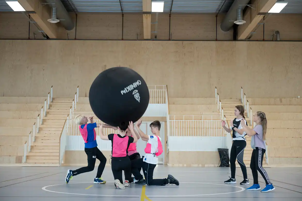 KIN-BALL er en kanadisk lagsport som ble stiftet i 1986 med mål å kunne engasjere alle elever i en kroppsøvingstime.