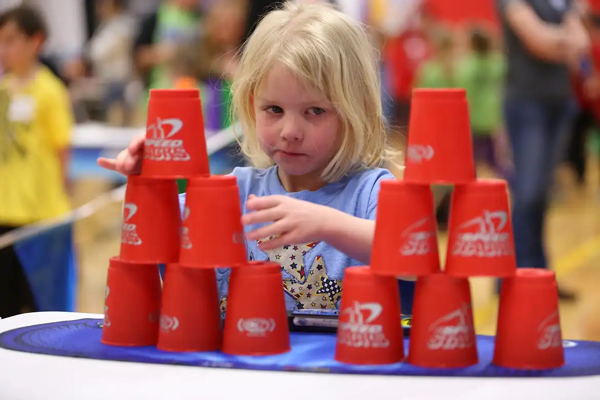 En jente som stabler Speed Stacks