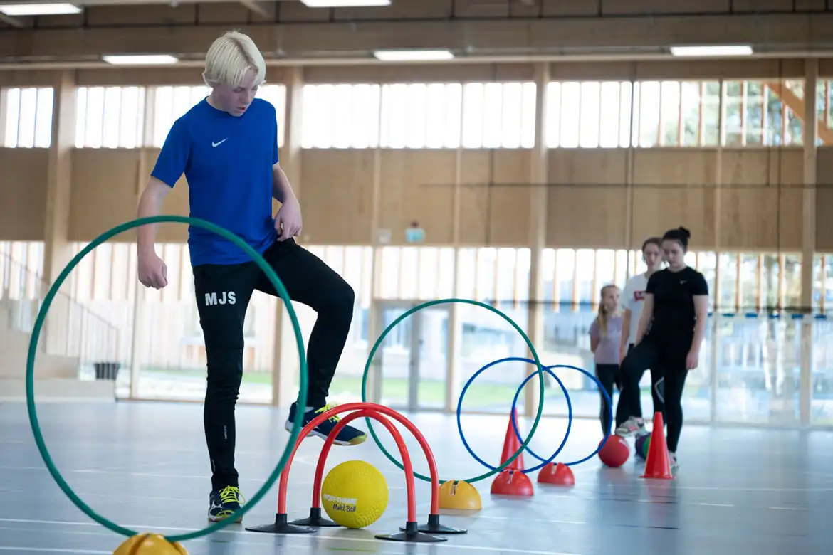 En skoleklasse spiller fotballkrokket innendørs