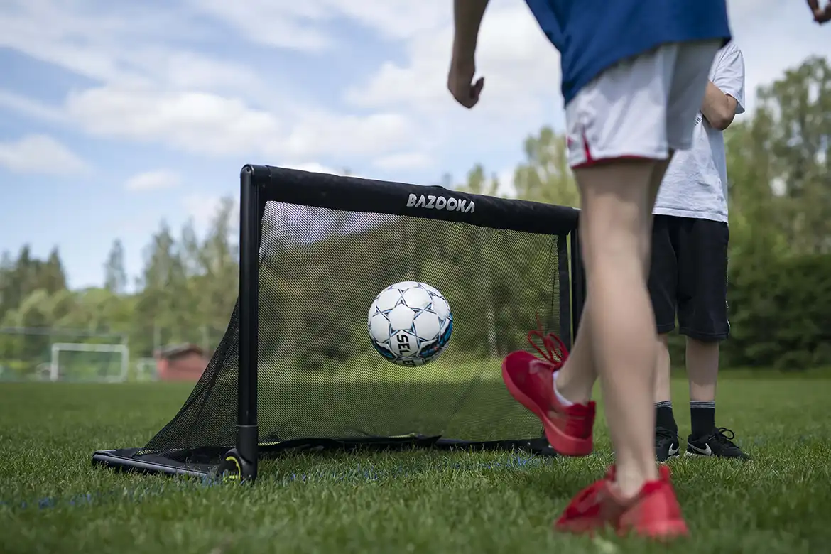 To gutter som spiller forball, nærmbilde av et fotballmål til smålagsspill