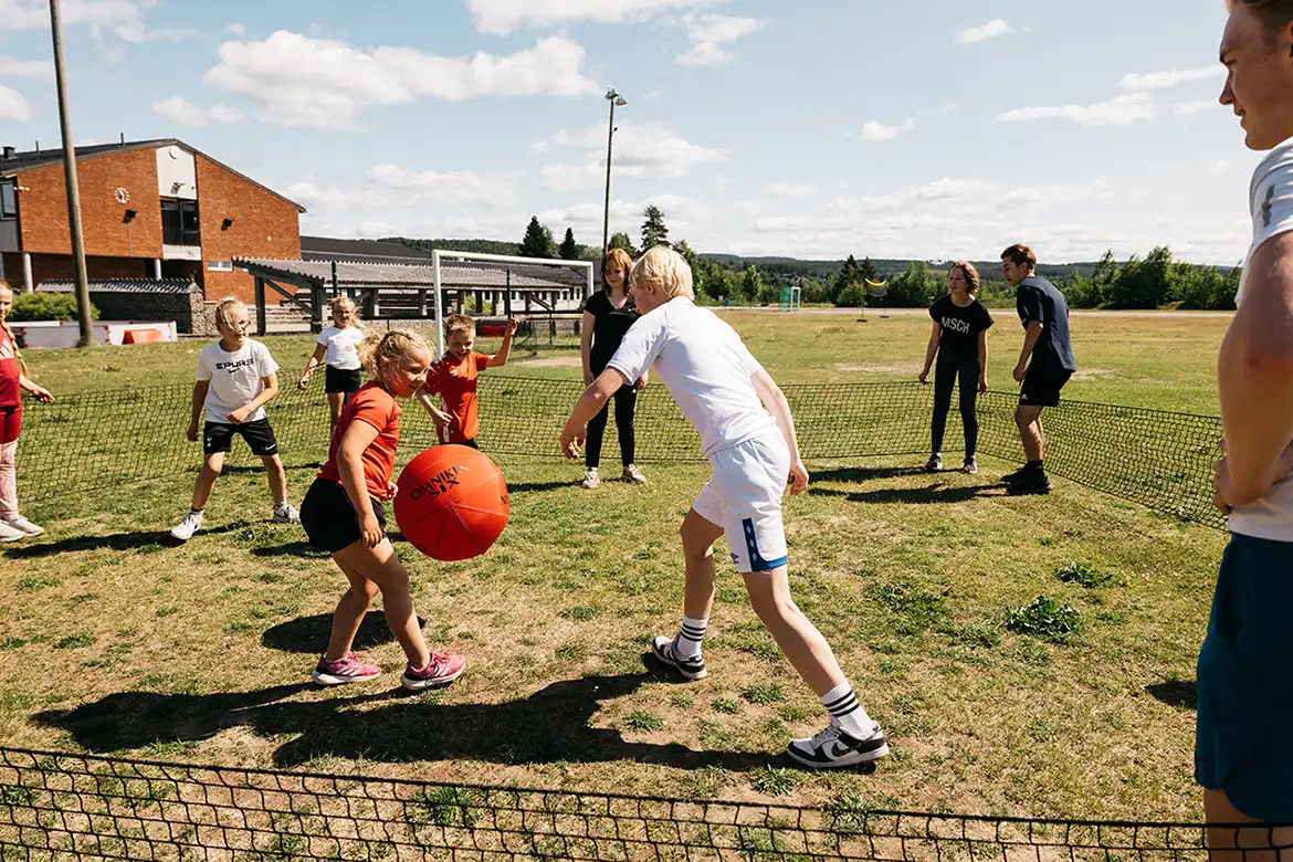 En skoleklasse spiller gagaball utendørs