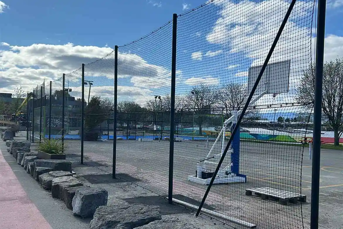 Ballfangernett i svart polypropylen montert rundt utendørs idrettsanlegg i Hamar kommune – sørger for tryggere omgivelser og bedre kontroll på ballene.