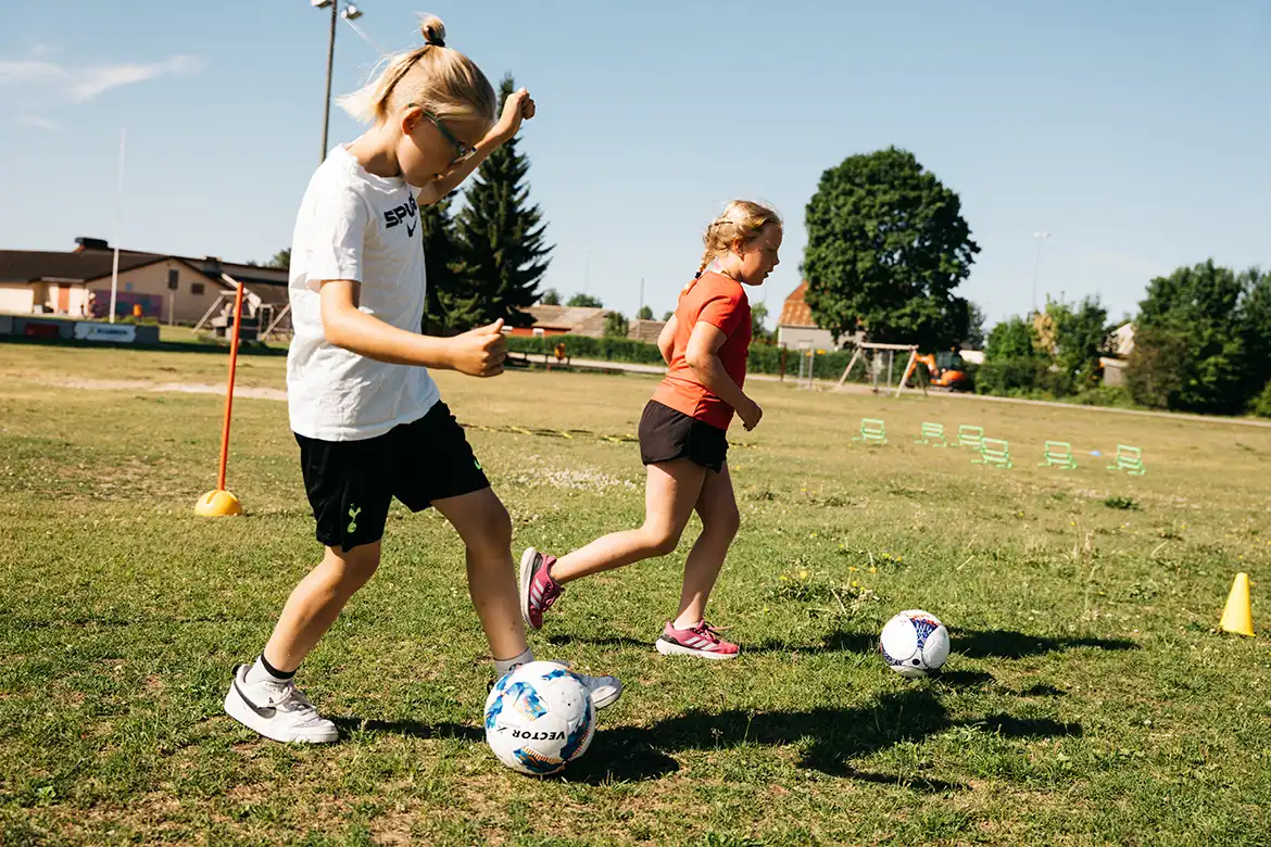 To barn som er på fotballtrening